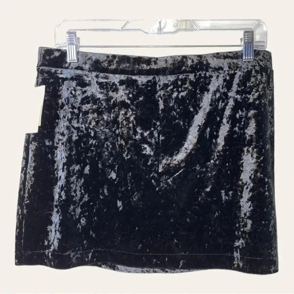 ABOUND CRUSHED VELVET MINI SKIRT SIZE LARGE BLACK IN COLOR - Picture 4 of 4